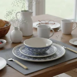 Assiette "Renda" bleue - 27cm