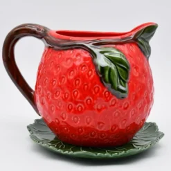 Carafe en céramique en forme de fraise