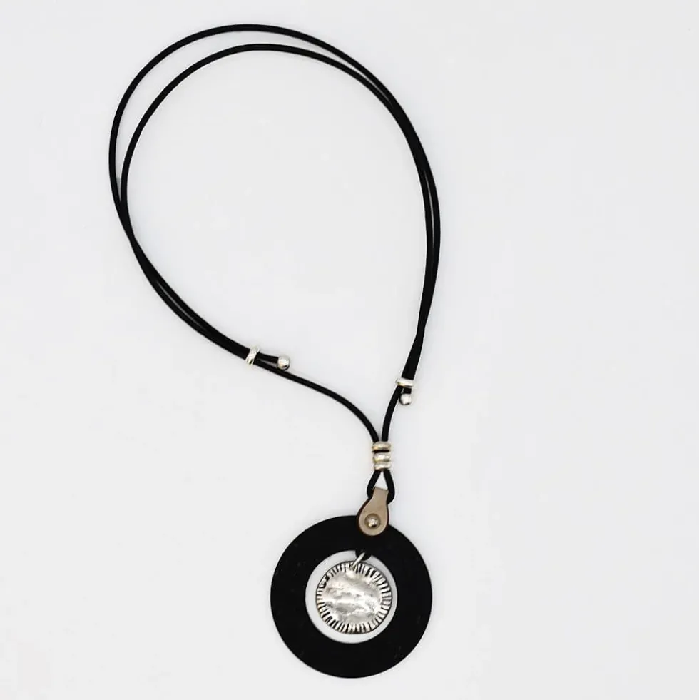 Collier coulissant en liège et métal martelé