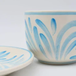 Grande tasse et sous-tasse en céramique