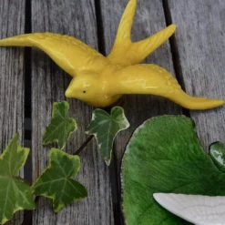 Hirondelle de Caldas da Rainha en céramique jaune
