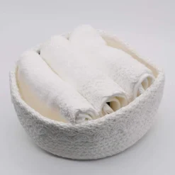Panier en coton blanc à parements brodés et ses 3 essuie-mains