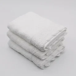 Panier en coton blanc à parements brodés et ses 3 essuie-mains