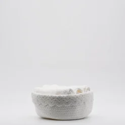 Panier en coton blanc à parements brodés