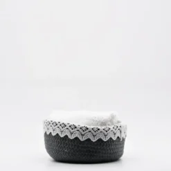 Panier en coton gris à parements brodés et ses 3 essuie-mains
