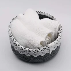 Panier en coton gris à parements brodés et ses 3 essuie-mains
