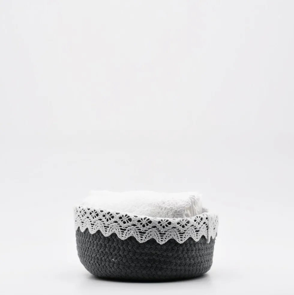 Panier en coton gris à parements brodés et ses 3 essuie-mains