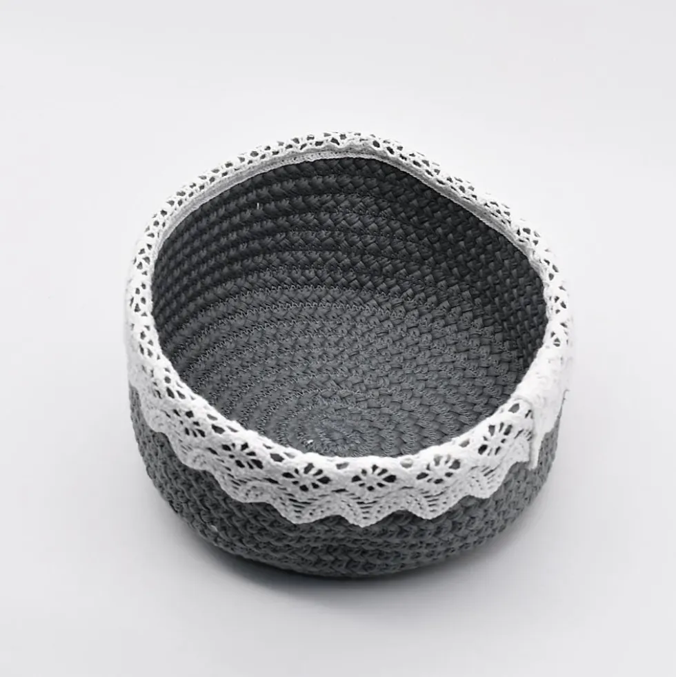 Panier en coton gris à parements brodés