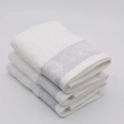 Panier en coton à parements gris et ses 3 essuie-mains