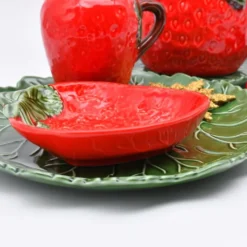 Petit plat de service en céramique en forme de fraise
