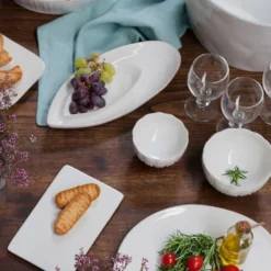 Plat de service en grès blanc