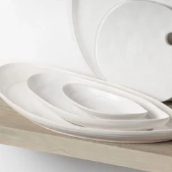 Plat de service en grès blanc