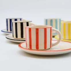 Tasse et sous-tasse rayés