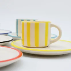 Tasse et sous-tasse rayés